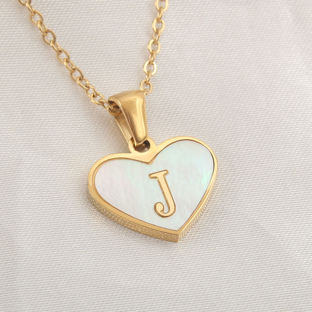 26 Letter Heart-shaped Necklace White Shell
