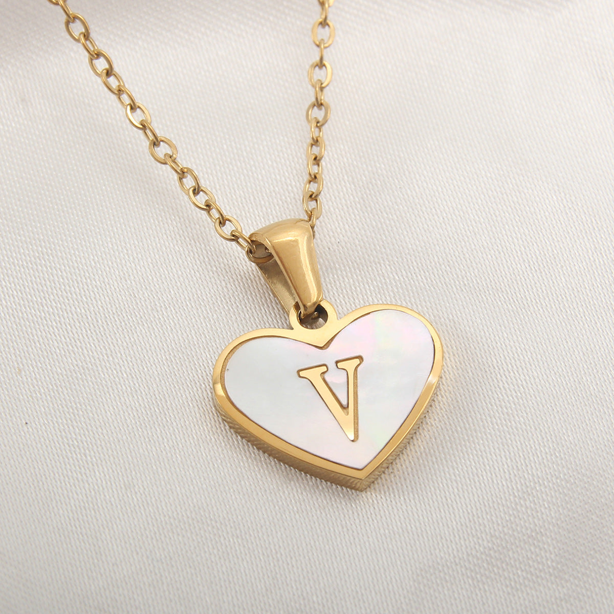 26 Letter Heart-shaped Necklace White Shell