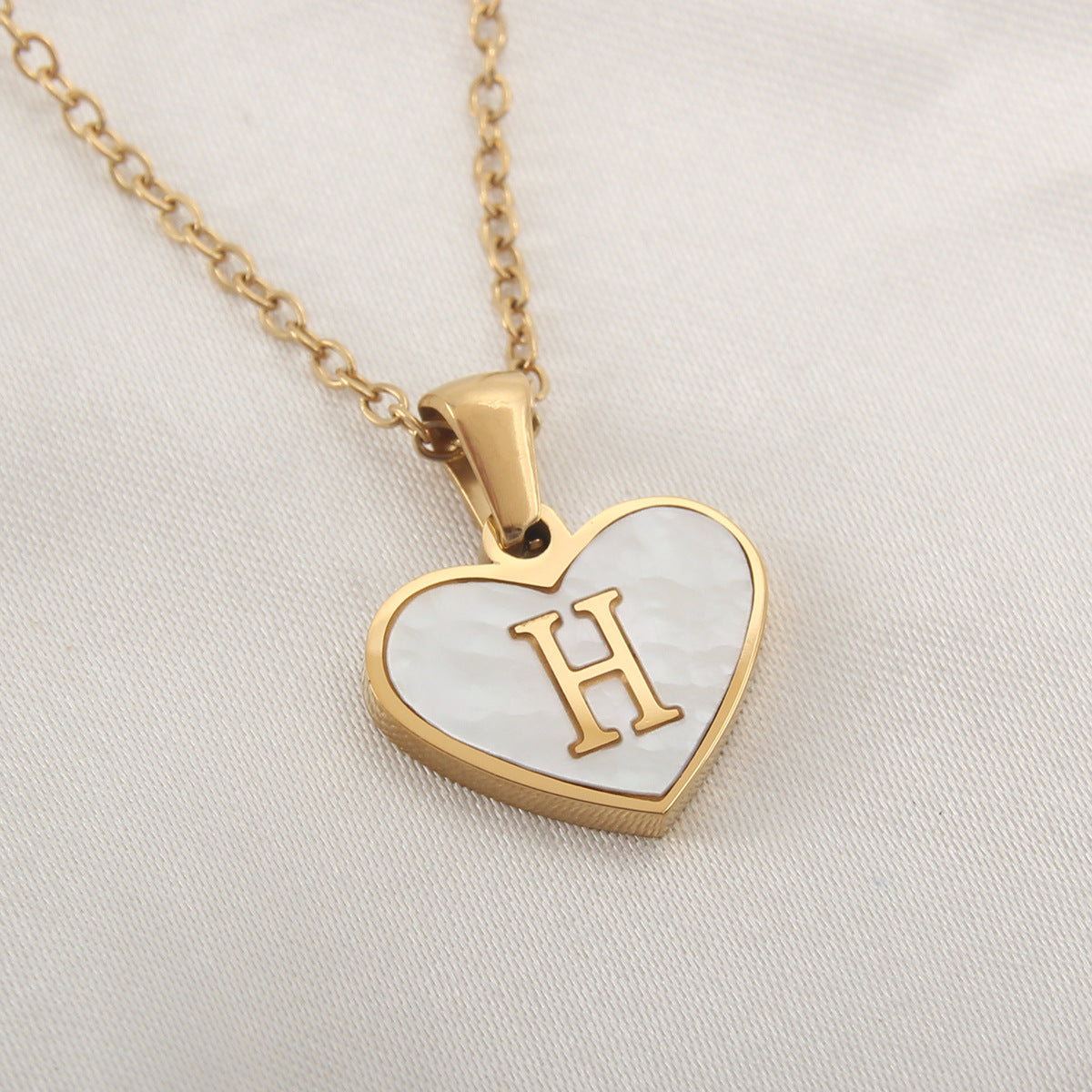 26 Letter Heart-shaped Necklace White Shell
