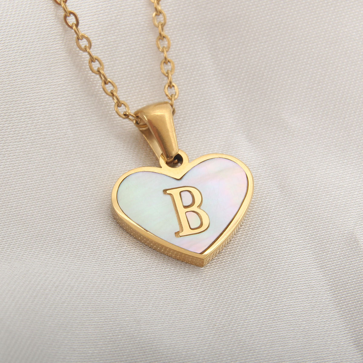 26 Letter Heart-shaped Necklace White Shell